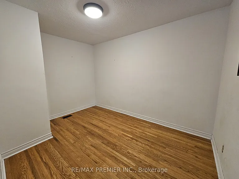 31 Compton Cres #MAIN 2ND — Photo 13