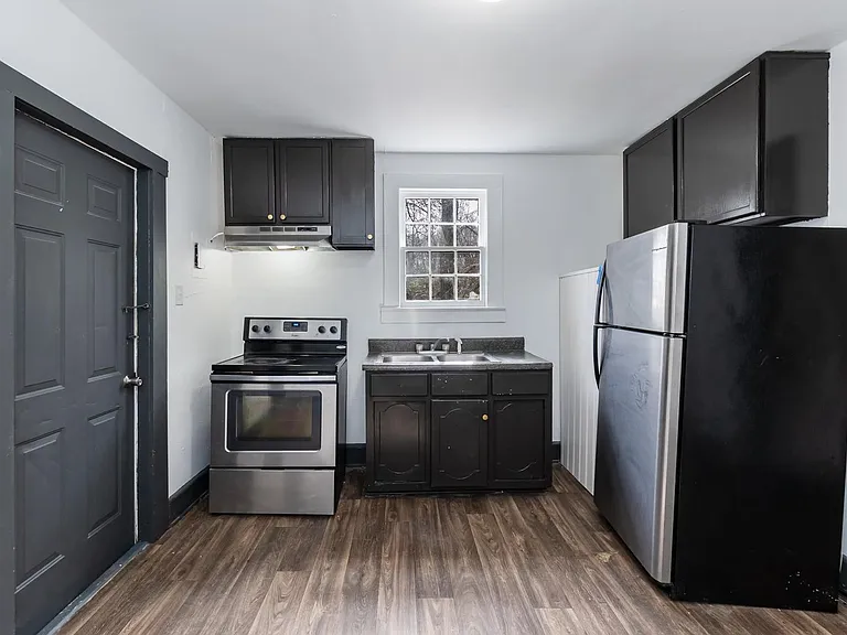 647 Arch St — Photo 12