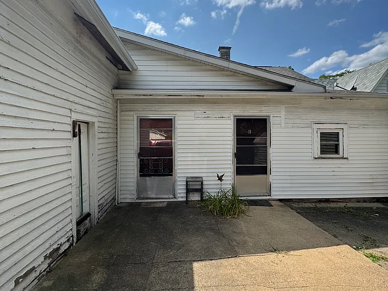 216 N Capital Ave — Photo 3