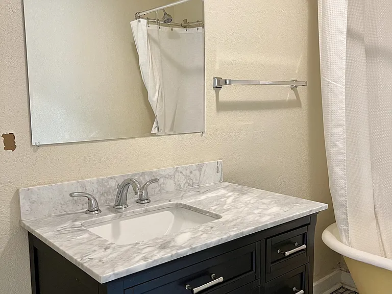 1036 N Madison Ave — Photo 16