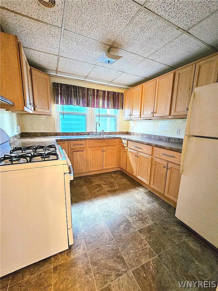 3 bed, 1.0 bath, 1208 sqft, $1,400 — Photo 2