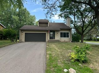 8687 Ridgewind Rd, Eden Prairie, MN 55344
