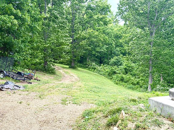5th image of 1050 Burgin Rd