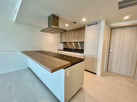 2nd image of 1000 Brickell Plz #2611