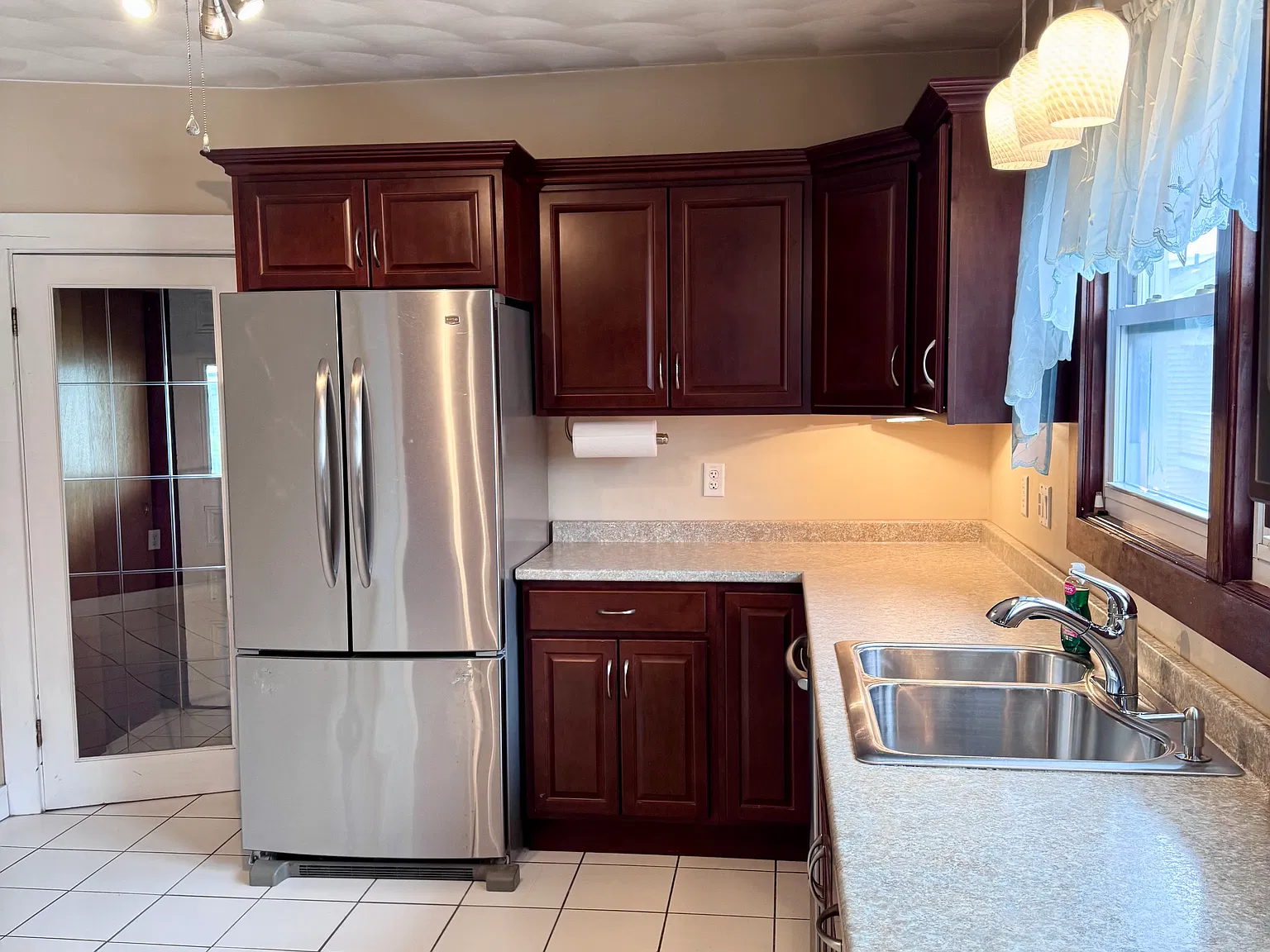 3 bed, 1.0 bath, 950 sqft, $3,000 — Photo 4