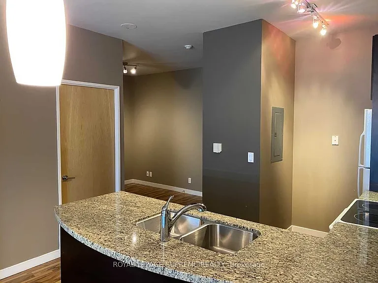 1005 King St W #703 — Photo 9