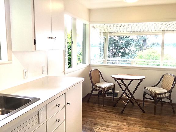 Eating area in kitchen.
