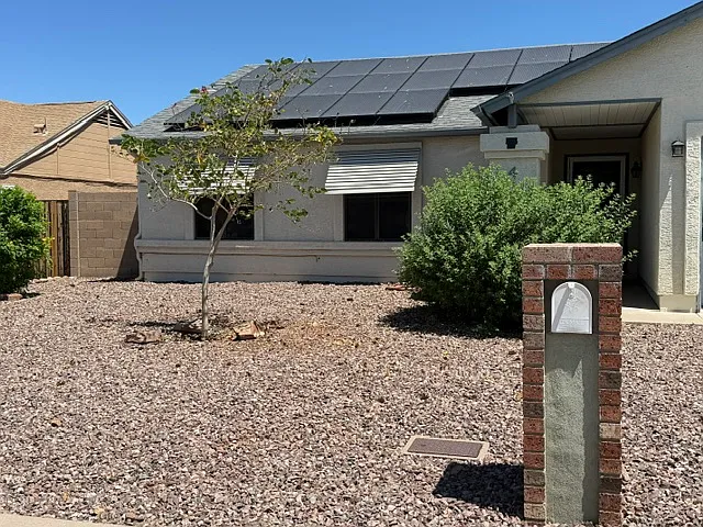 3 bedroom 2 bathroom home with solar — Photo 3