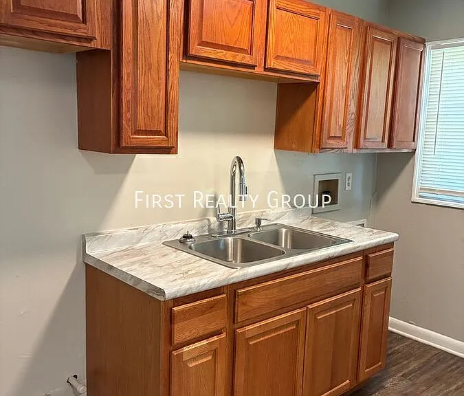 3700 Runyon Ave — Photo 4