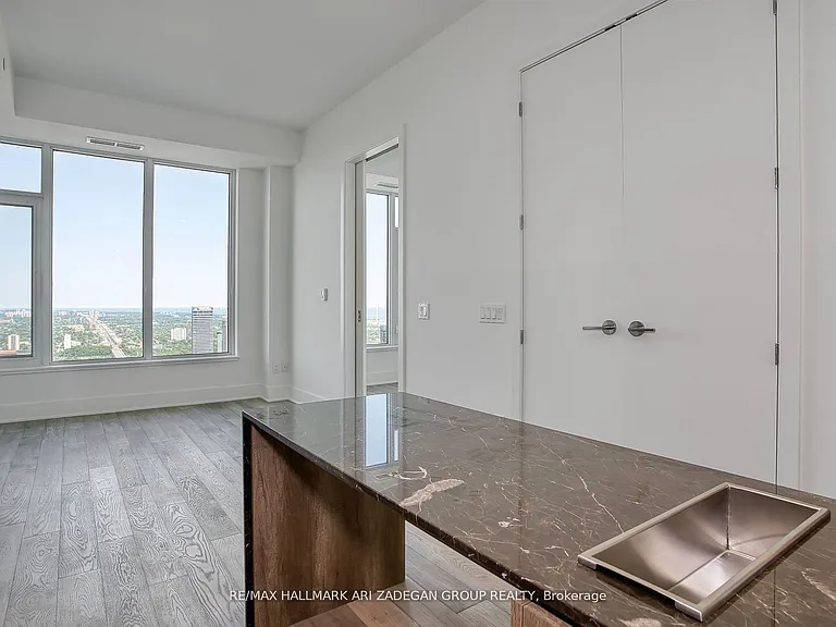 11 Yorkville Ave #5806 — Photo 7