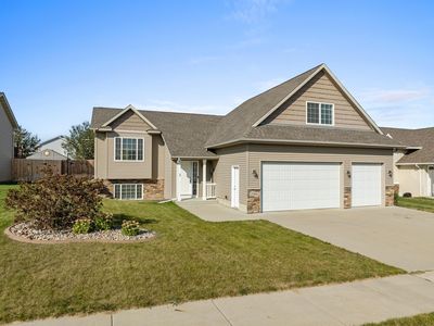 2749 Heritage Dr NW, Minot, ND, 58703