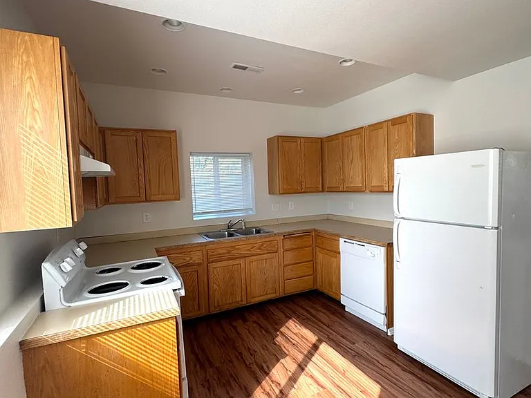 1305 E Belmont St — Photo 3