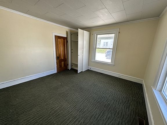5th image of 440 Main St