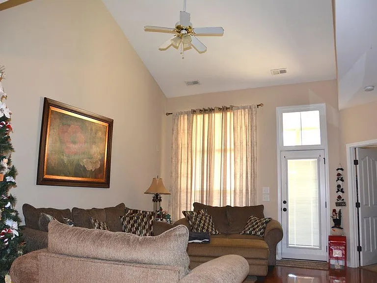 1066 Kingston Grove Dr — Photo 5