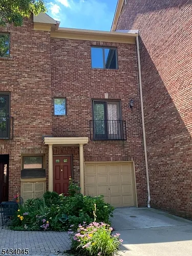 18 Mews Ln Photo 1