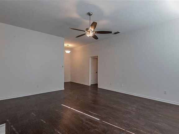 3rd image of 304 Parkview Dr