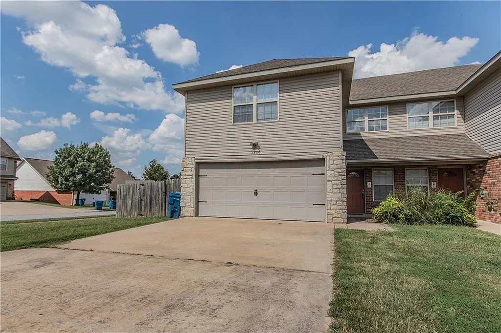3 bed, 2.5 bath, 1482 sqft, $1,450 — Photo 1
