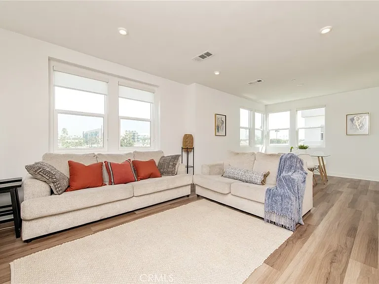 1515 W Bushell St — Photo 15