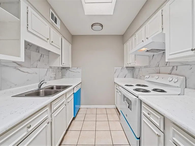 9809 Richmond Ave #E14 — Photo 9
