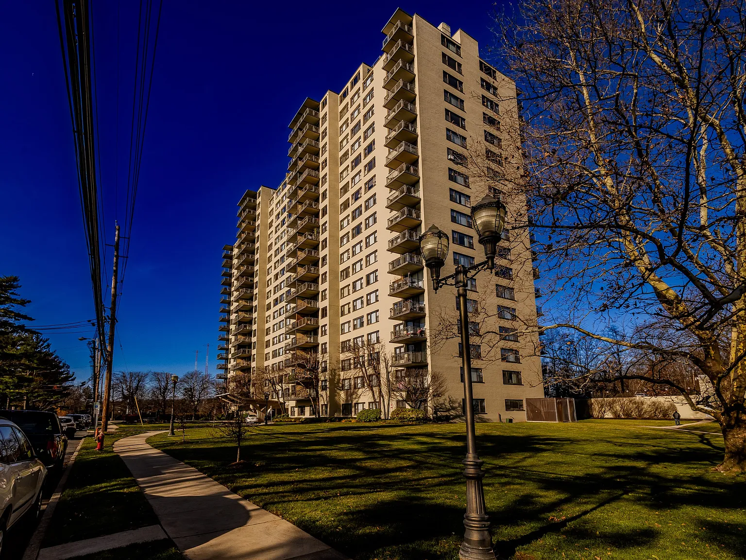 Country Club Towers I and II — Photo 3