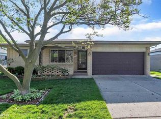 35374 Remington Dr, Sterling Heights, MI 48310