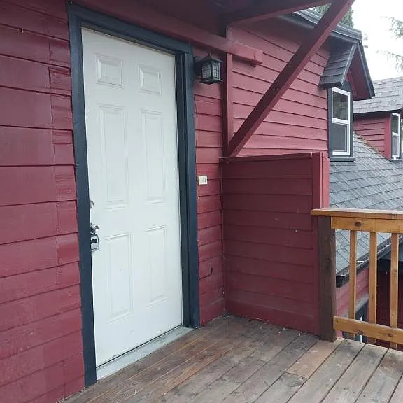 544 NW C St #B — Photo 8