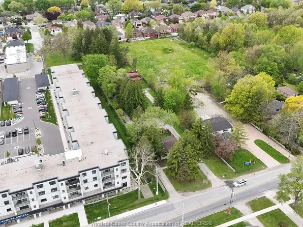 3803 Howard Ave, Windsor, ON N9E 3N8