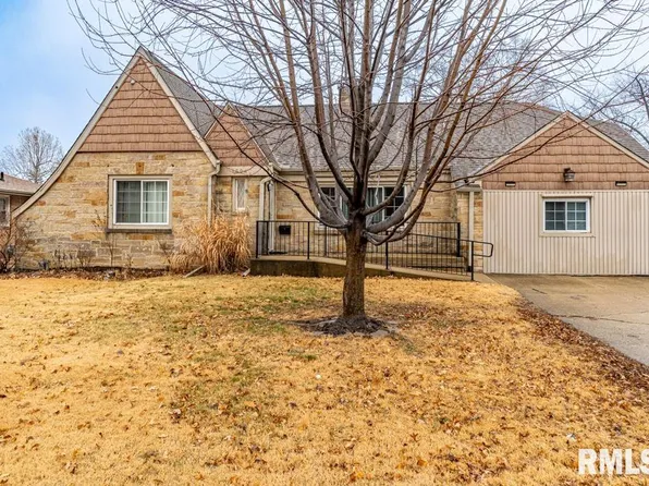 1604 N 8th St, Pekin, IL 61554