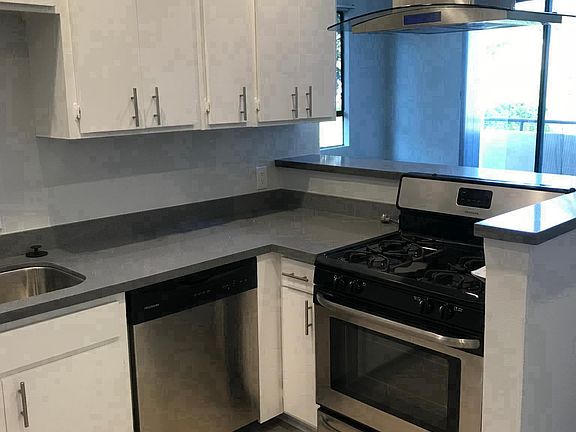 Quartz countertop and Stainless steel appliances 