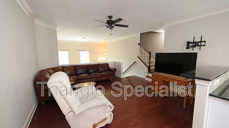 3 bed, 2.5 bath, 1725 sqft, $2,100 — Photo 4