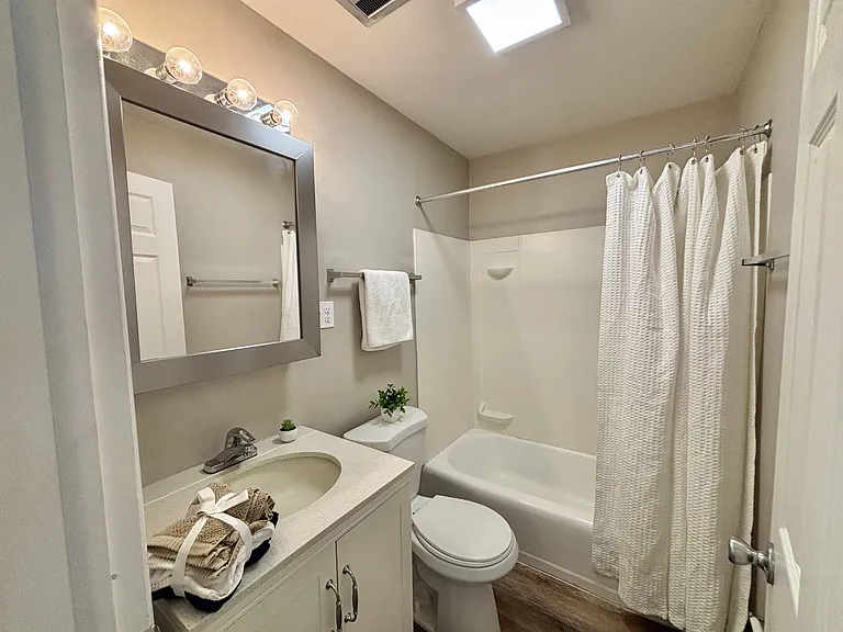 Town's Edge Apartments — Photo 14