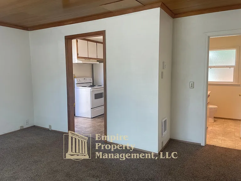 2025 Devos St — Photo 9