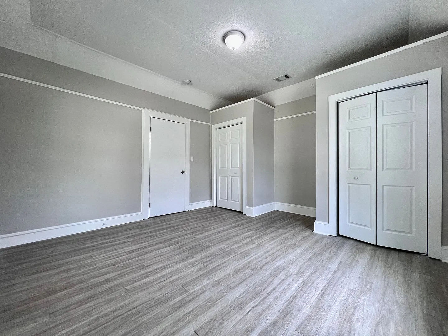 3 bedroom home on corner lot in Liberty City — Photo 3