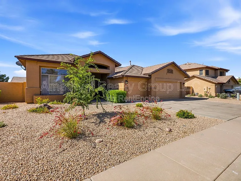 7017 W Greenbriar Dr — Photo 2