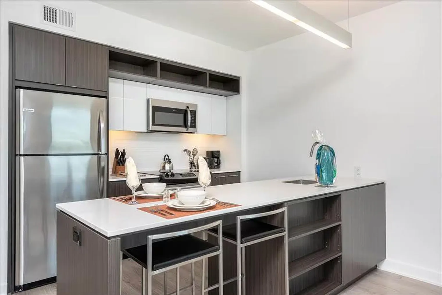 1 bed, 1.0 bath, 688 sqft, $7,050 — Photo 4