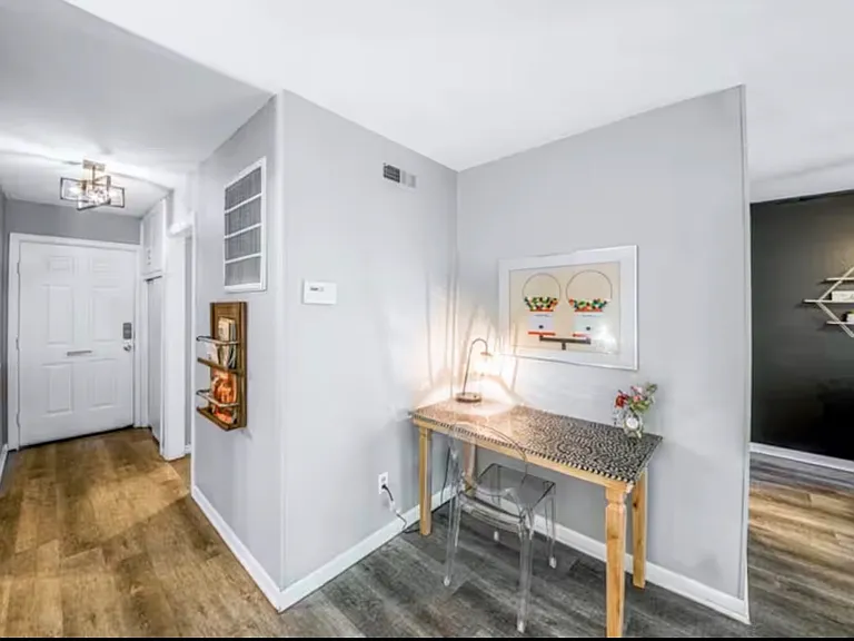 1019 S Gray St — Photo 12