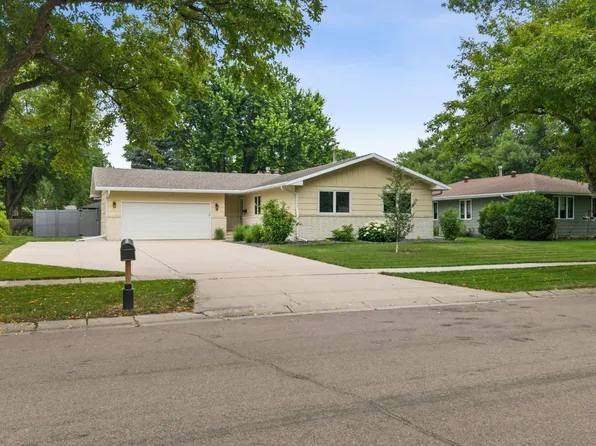 14 35th Ave NE, Fargo, ND 58102