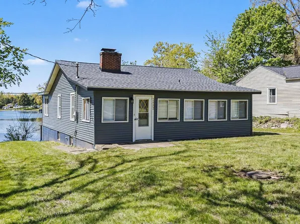 52202 Lakeview Dr, Dowagiac, MI 49047