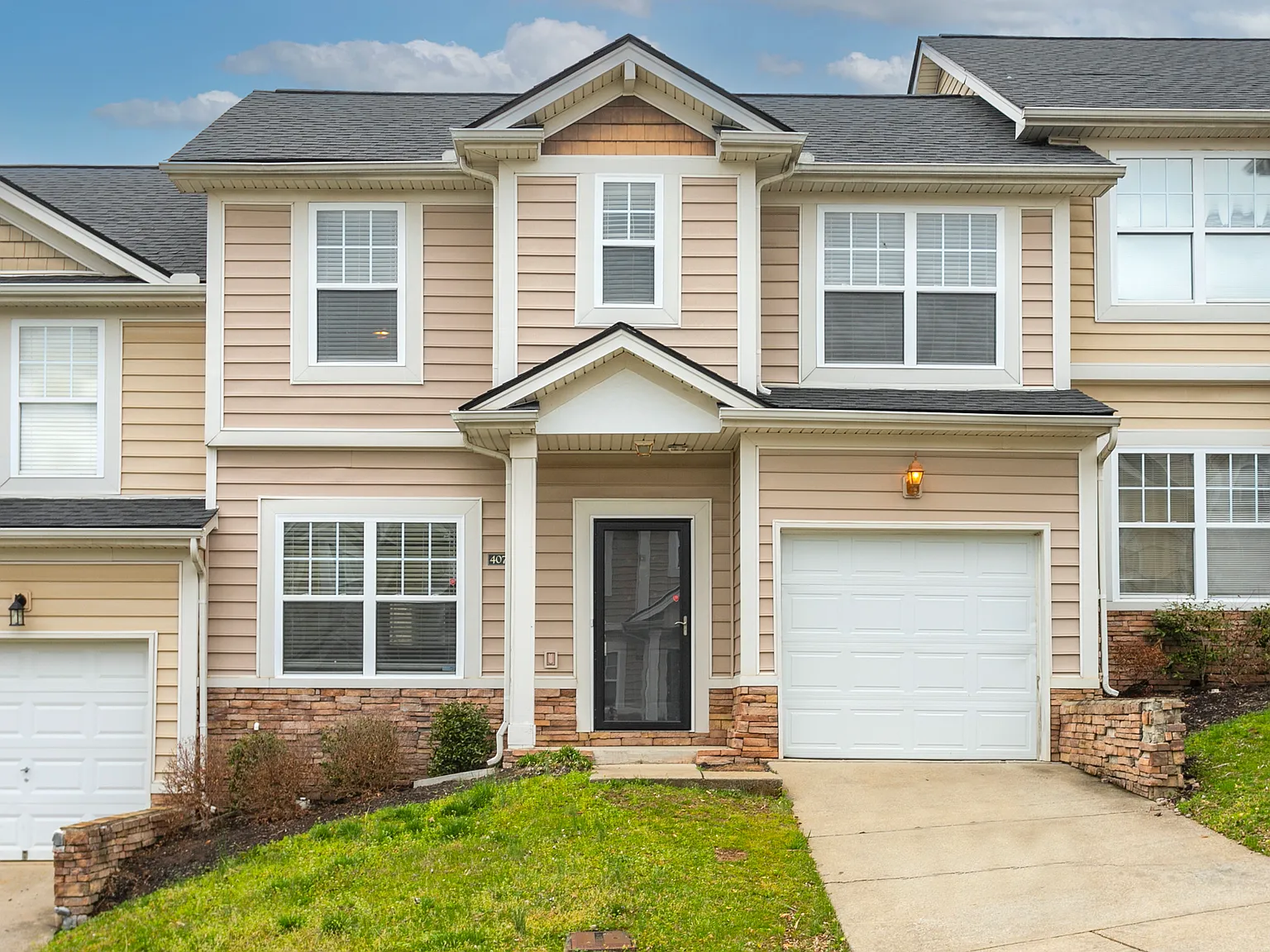 2 bed, 2.5 bath, 1346 sqft, $1,850 — Photo 1