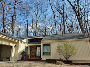 804 N Pleasant Valley Rd, Milford, MI 48380