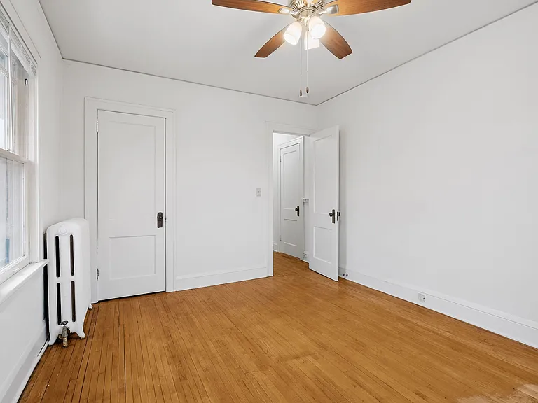 Introducing Central Lakes of Uptown: a spacious, light-filled room featuring elegant hardwood floors and a ceiling fan for comfort. Ideal for creating your personal oasis. Schedule a tour today and envision your new lifestyle!