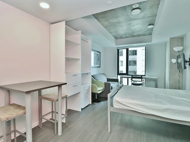 105 Champagne Ave S — Photo 41