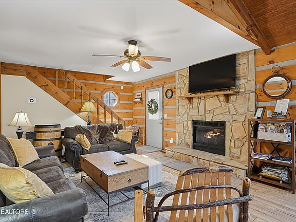3rd image of 1815 Taylor Way