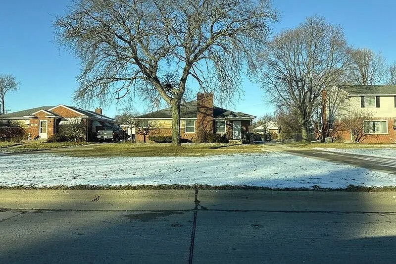 22525 E Eight Mile Rd photo 1
