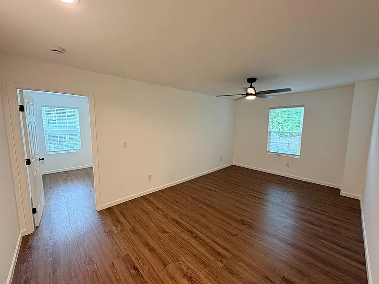 538 E State St — Photo 13