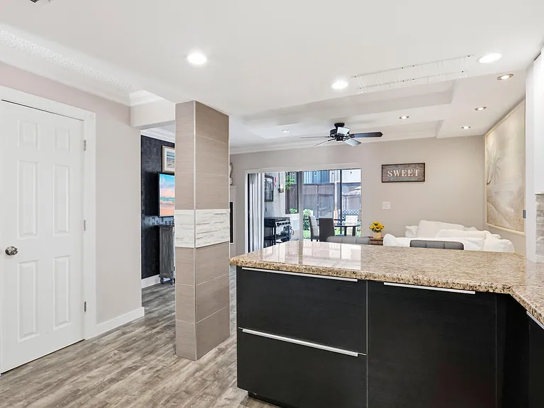 721 SE 1st Way #C11 — Photo 11