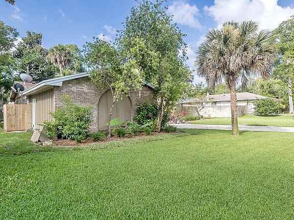 3rd image of 912 Village Dr