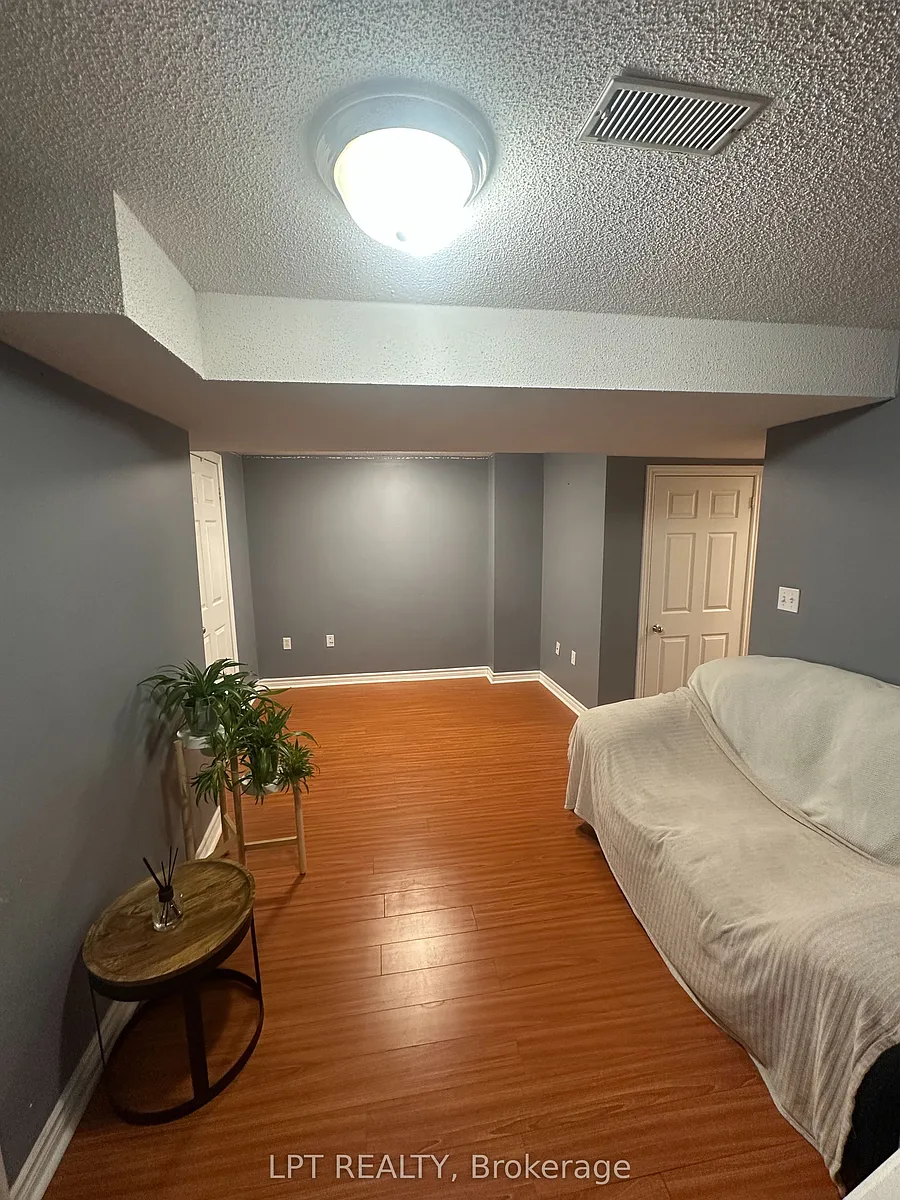 Building Photo - 33 Kenborough Ct #BASEMENT