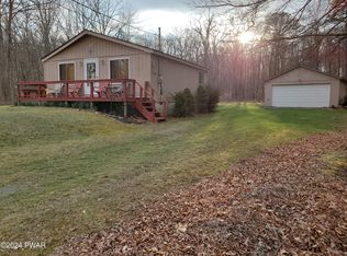133 Lake View Cir, Hawley, PA 18428