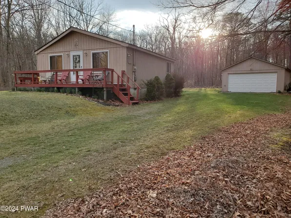 133 Lake View Cir, Hawley, PA 18428